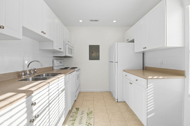 Building Photo - Spacious Three Bedroom Townhome in Old South!