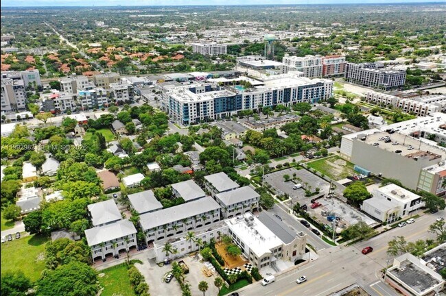 Building Photo - 450 NE 2nd Ave