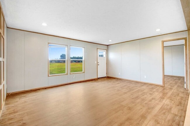 Building Photo - SPACIOUS 4 BR | 3 BA HOME W/ PLENTY OF PRI...