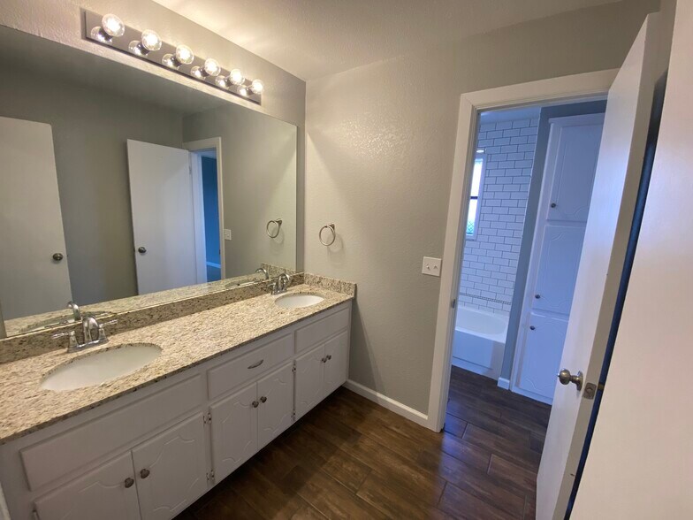 Building Photo - 801 Rolling Hill Terrace