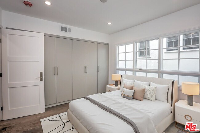 Building Photo - 1105 Alta Loma Rd