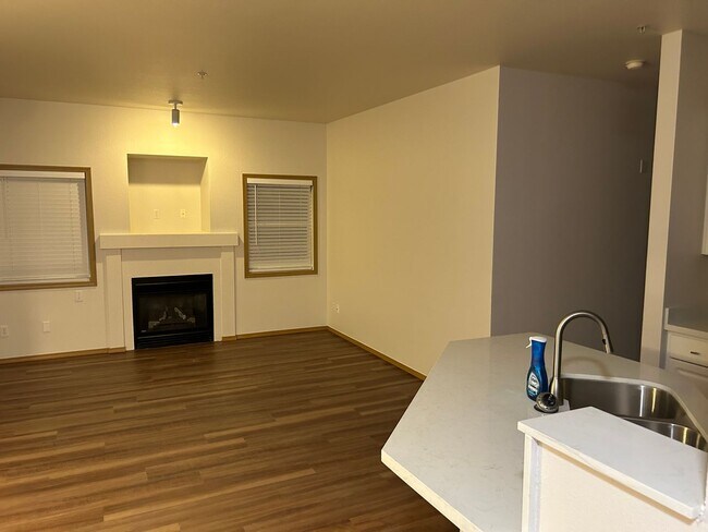 Building Photo - 3 Bed, 2 Bath Condo with in Cascade-Fairwood neighborhood of Renton, $2,865/month.