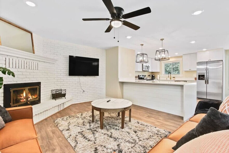 Building Photo - 1215 E Cerramar Ct