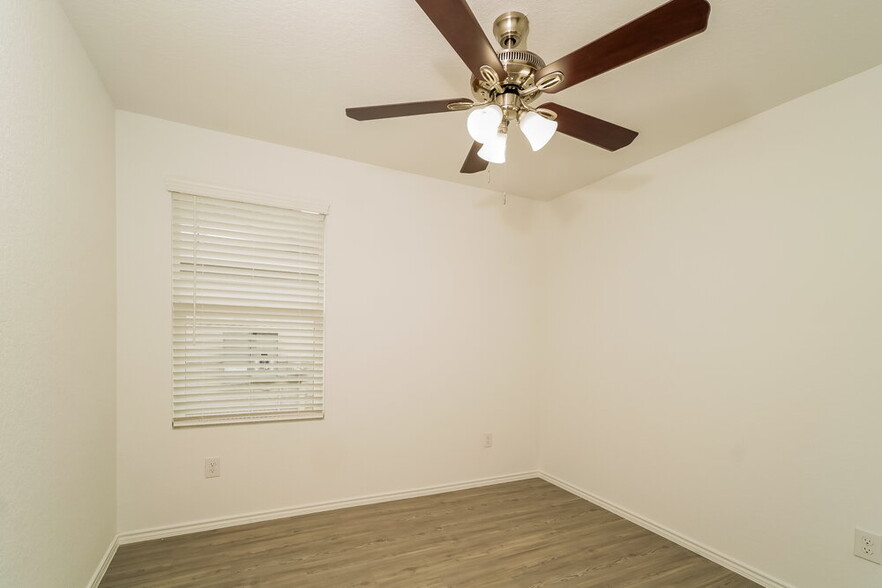 Building Photo - 2415 Lake Hls