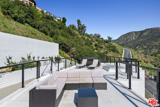 Building Photo - 3843 Rambla Pacifico St