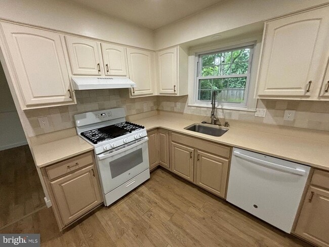 Building Photo - 18428 Gardenia Way