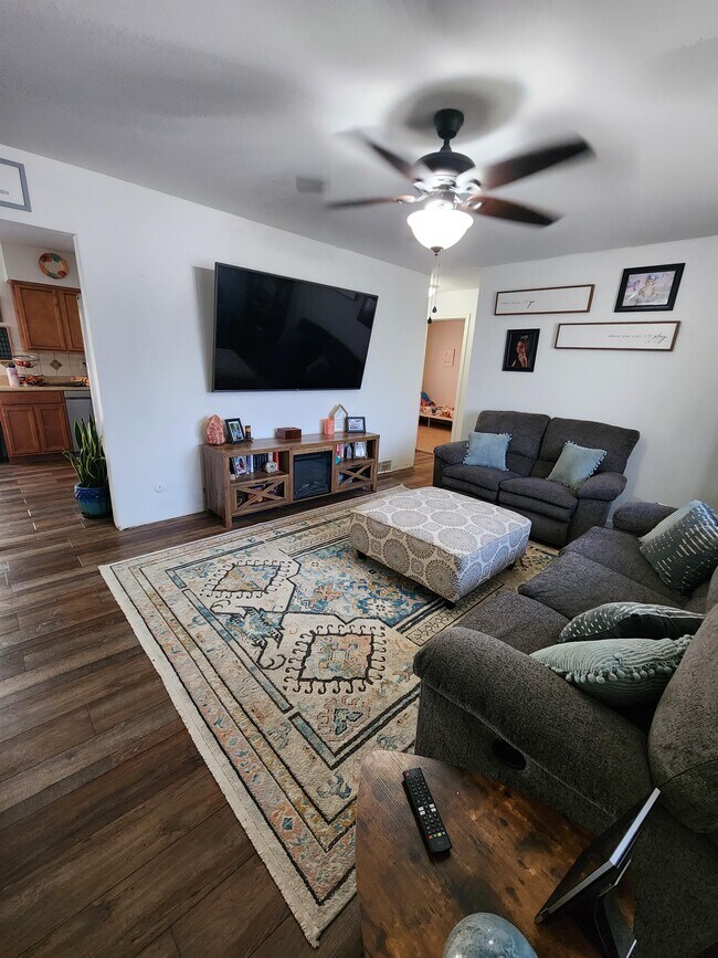 Building Photo - 605 Raemar Dr