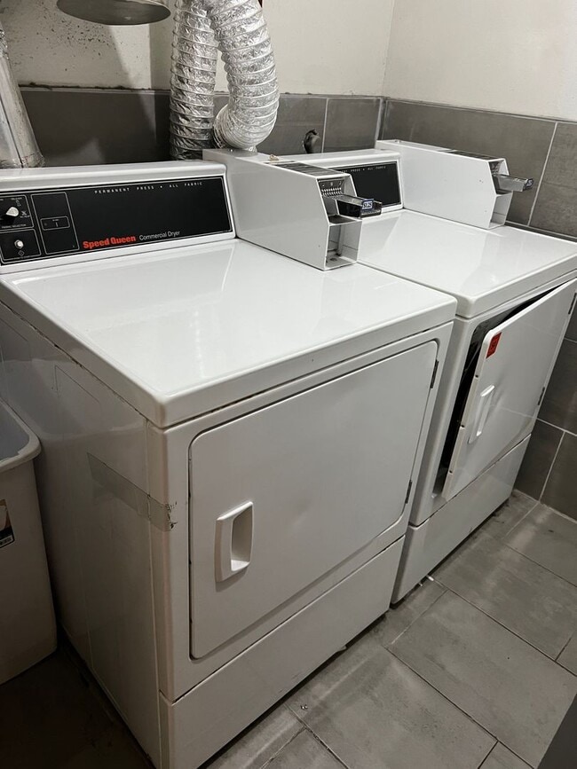 Building Photo - Spacious Furnished Guy Room Downtown ASAP