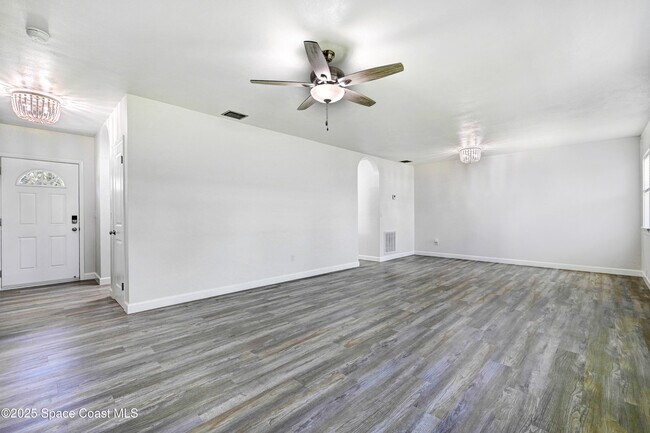 Building Photo - 702 Lund Cir