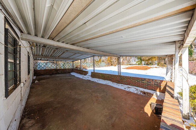 Building Photo - Huge House With Oversized Bedrooms!