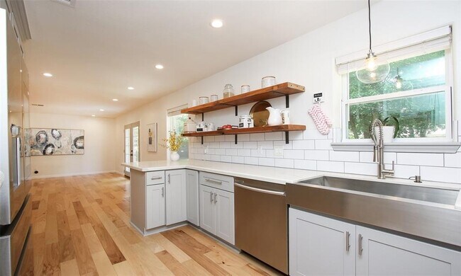 Building Photo - 5923 Dawnridge Dr