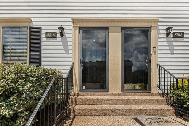 Building Photo - Convenient Brentwood Condo