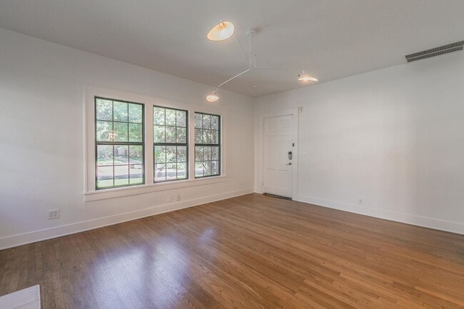 Building Photo - CHARMING and UPDATED 3/2 in The Cultural District