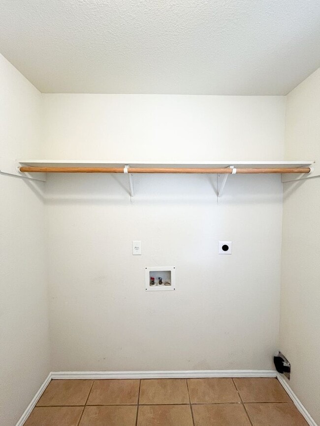Building Photo - Available NOW!!!! Open floor plan features...