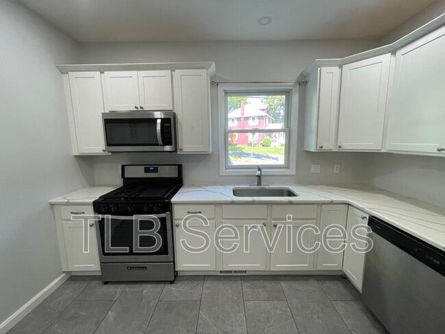 Building Photo - 402 Electric St