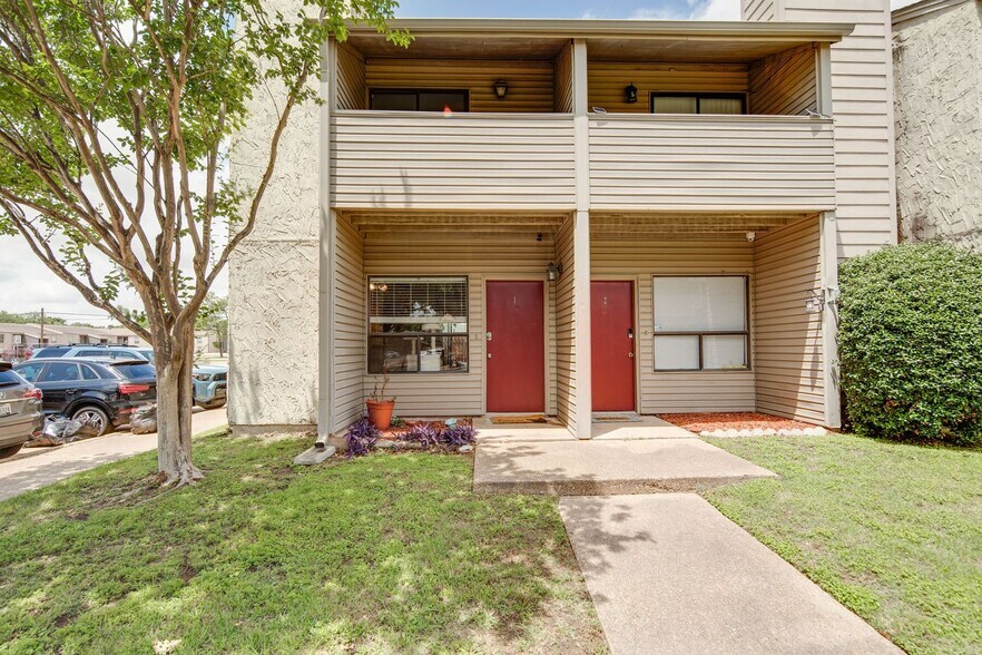 Building Photo - JUNE MOVE IN!  2 Bedroom 1.5 Bathroom Townhome On Bus Route!