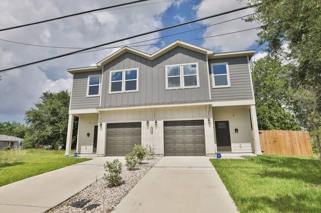 Primary Photo - For Lease | 4 Bed, 2.5 Bath | 1,450 Sq Ft |