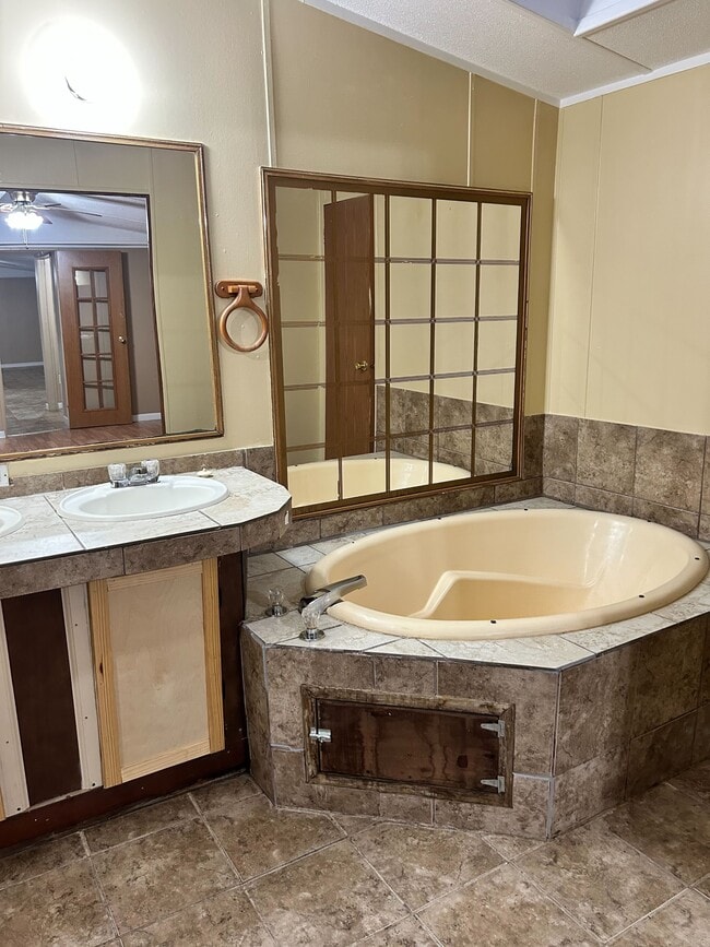 Building Photo - 1416 Stamps St