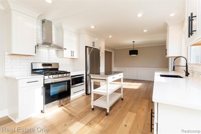 Building Photo - 5485 Hammersmith Dr