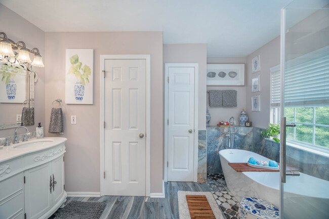 Off Suite Master Bath w/Italian Ceramic floors - 286 Traditions Cir