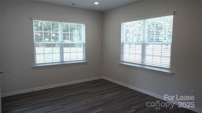Building Photo - 106 White Apple Wy