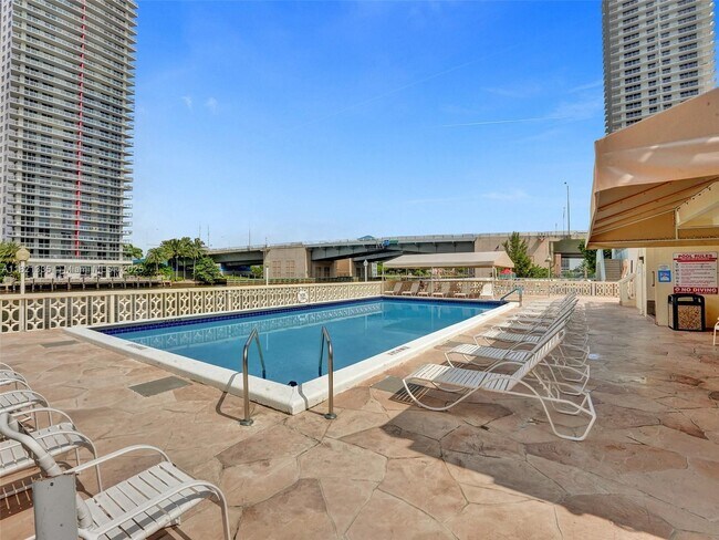 Building Photo - 1825 S Ocean Dr