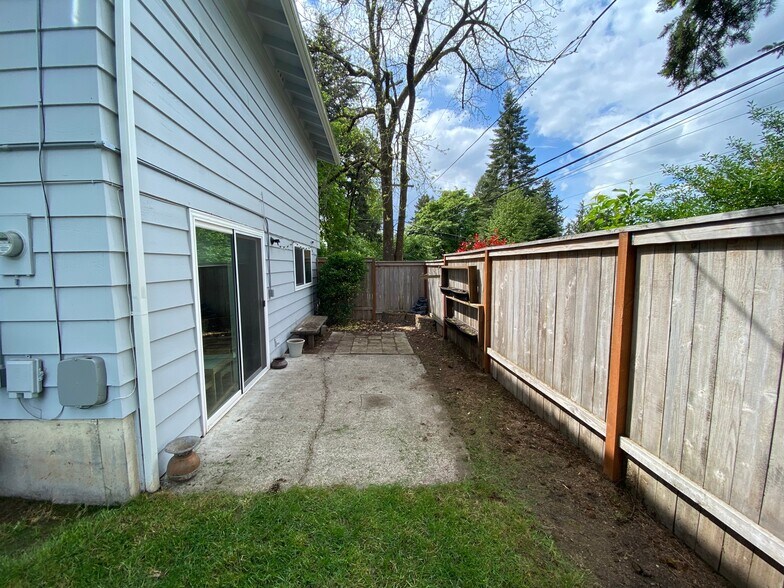 Building Photo - 10170 SW 72nd Ave