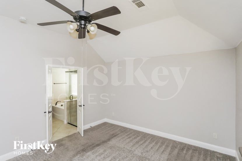 Building Photo - 528 Sagebrush Ln
