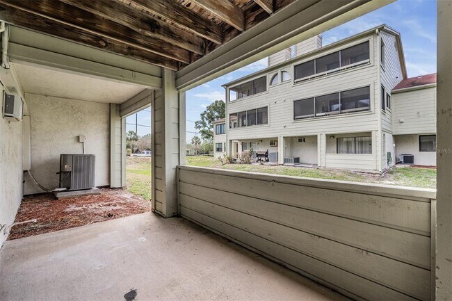 Building Photo - 637 Drake Ln N