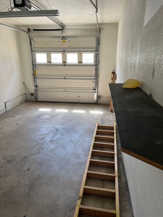 Building Photo - 3 bed / 2 bath Duplex