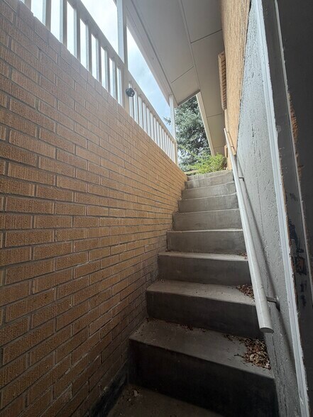 Private entrance - 3322 Vivian Dr