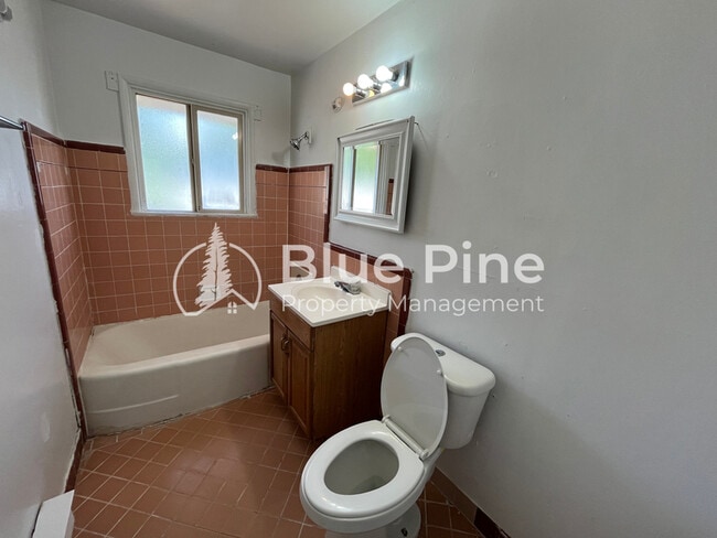 Building Photo - 1015 Russet St