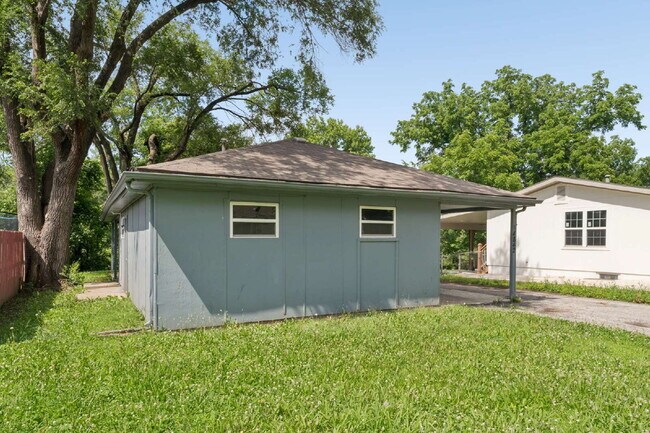 Building Photo - Charming Mid-Century Ranch Home Available Now!  1st Month's Rent is FREE!*