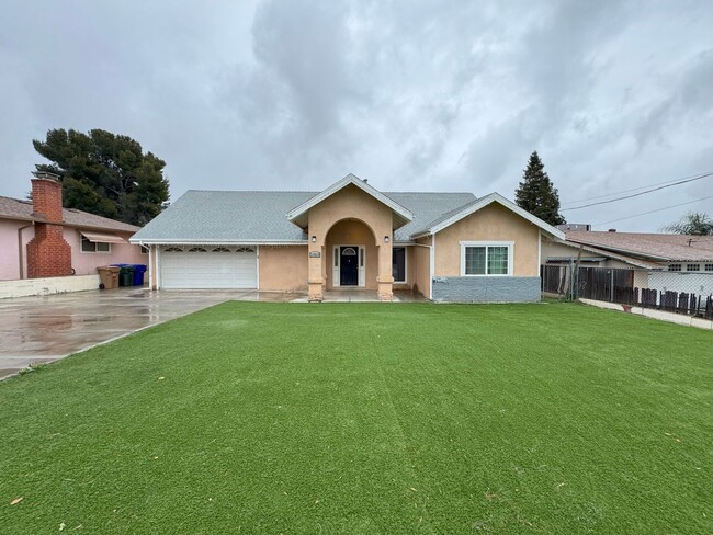 Building Photo - Beautiful 4 bedroom 4 bath Home