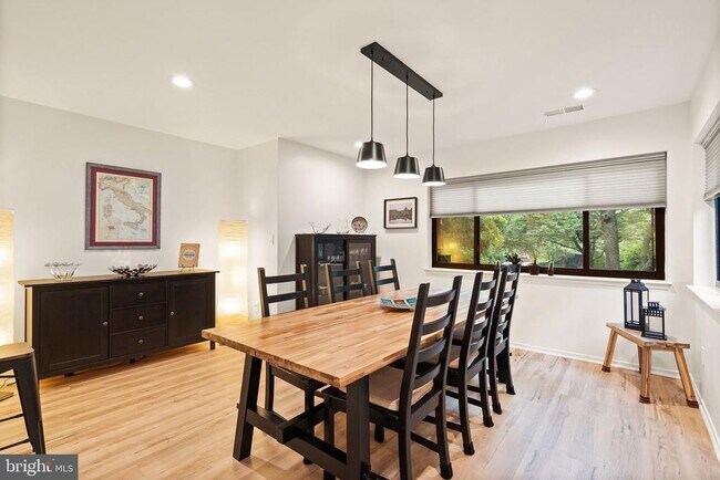 Building Photo - 2120 S Bay Ln