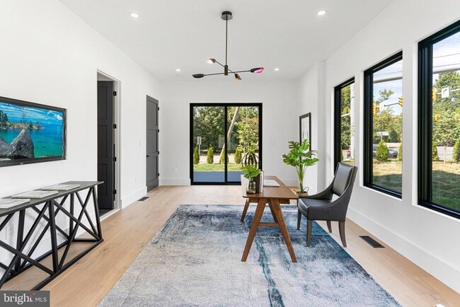 Building Photo - 1733 Chain Bridge Rd