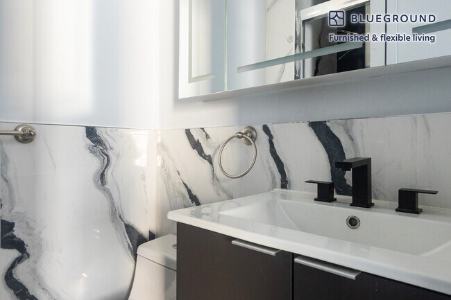 Building Photo - 161 W 54th St