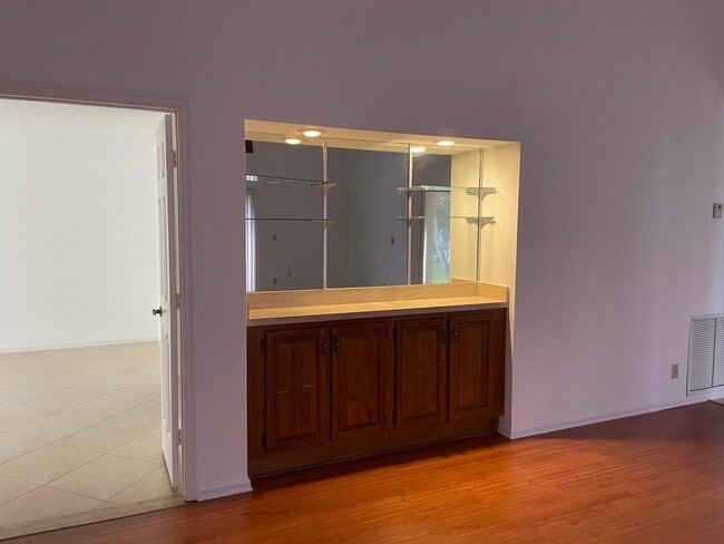 Building Photo - 420 Ashwood Pl