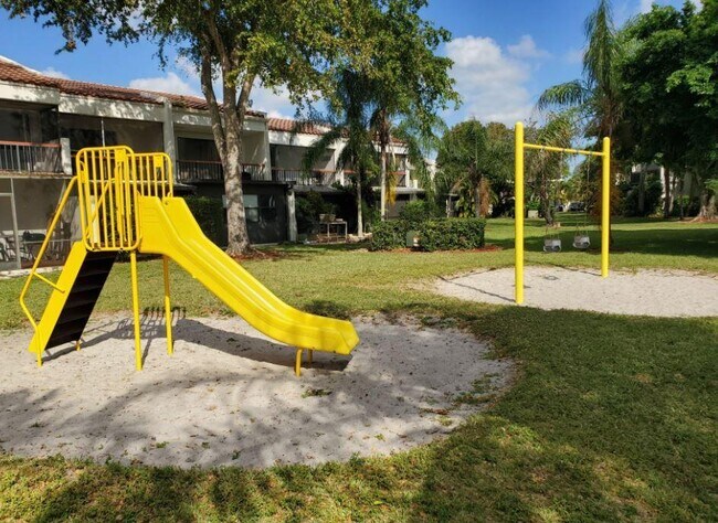 Building Photo - 6667 Racquet Club Dr