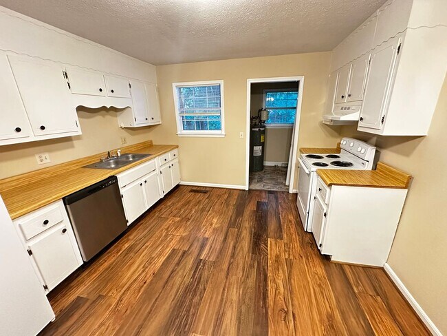 Building Photo - 3038 Callier Springs Rd SE