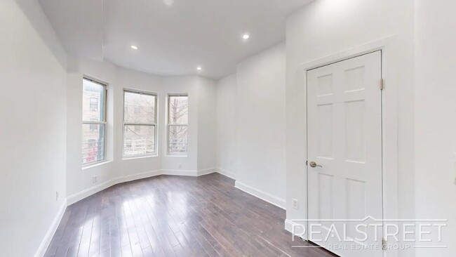 Building Photo - Newly Renovated Spacious 4 Bed 2 Bath in B...