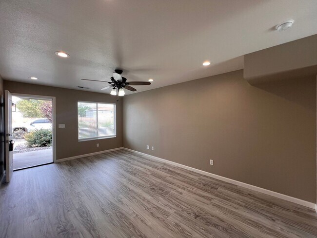 Building Photo - 815 Starlite Dr