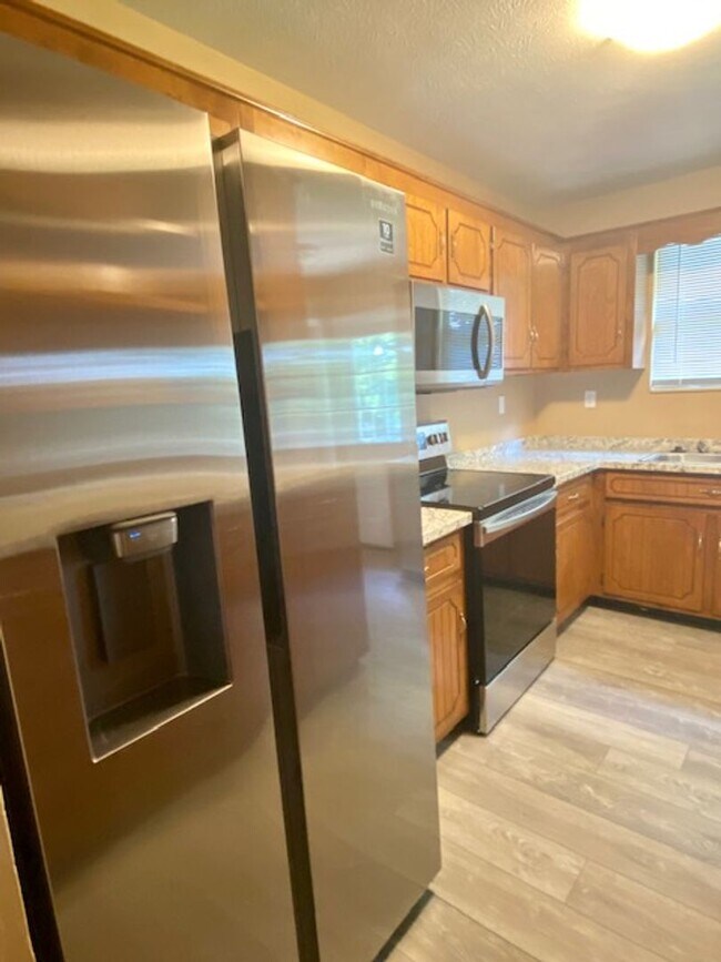 Building Photo - Perfect Starter Home