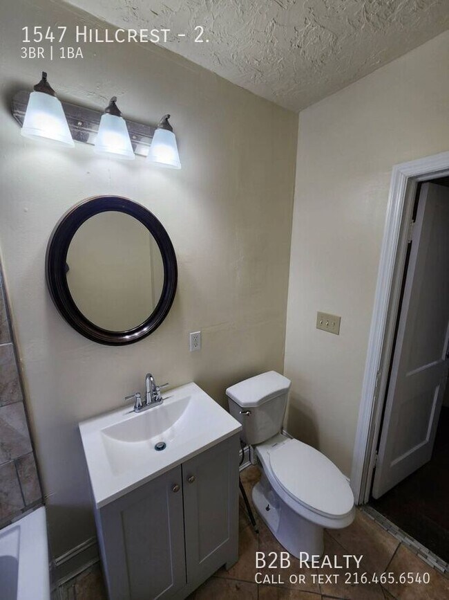 Building Photo - 1547 Hillcrest-2.