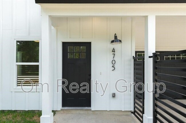 Building Photo - 4705 Idaho St