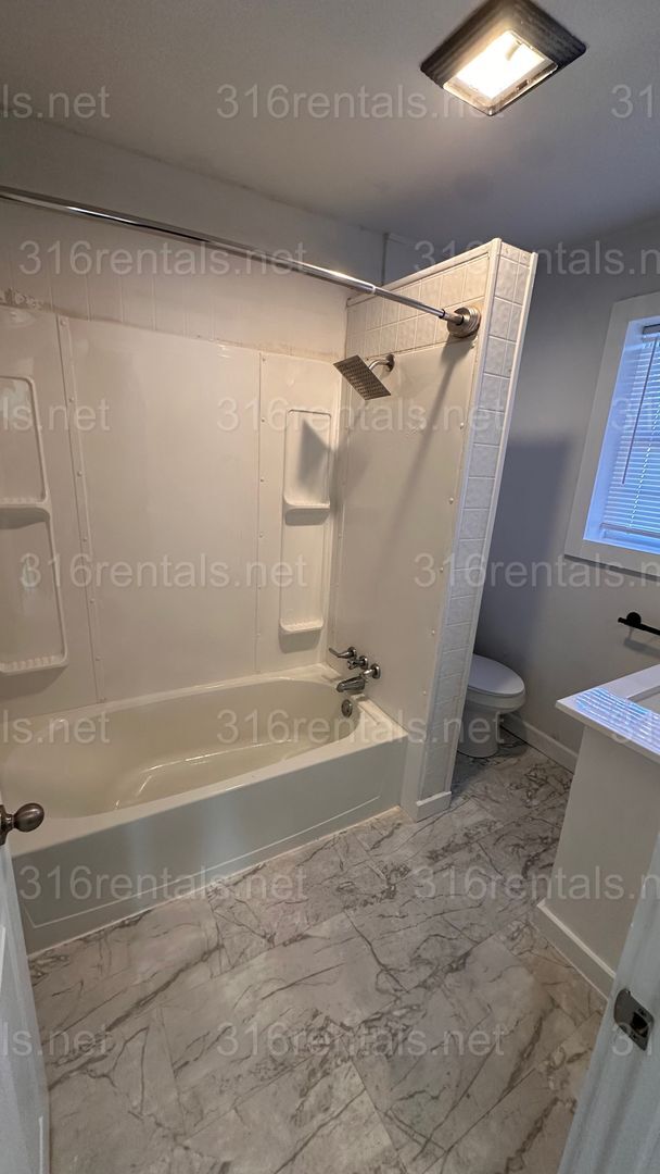 Building Photo - $900 - 1 bedroom / 1 bathroom - Single Family Home