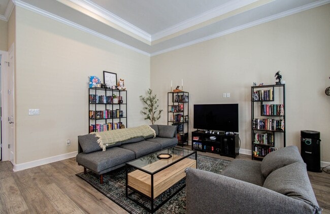 Building Photo - 2115 Naomi St