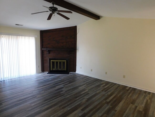 Building Photo - Home located in the heart of Havelock!