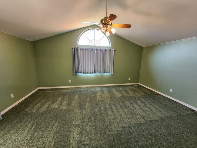 Building Photo - Large 3 bedroom home!