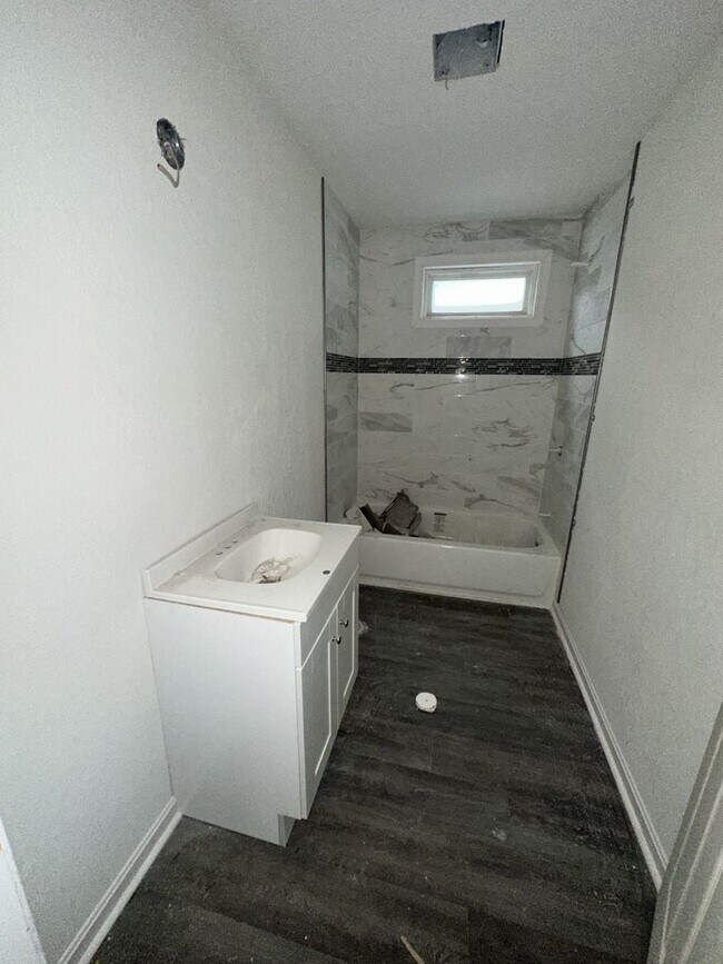 Building Photo - 3214 Peronne Ave